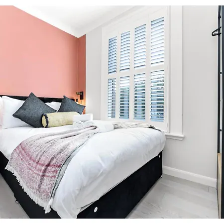 Apartment Earth Tones & Greenery: 4br Flat Sleeps 8 London
