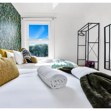 Earth Tones & Greenery: 4br Flat Sleeps 8 * London