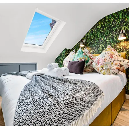 Earth Tones & Greenery: 4br Flat Sleeps 8 Apartment