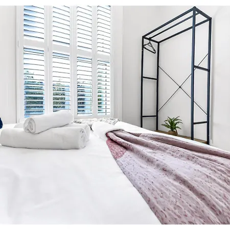 Earth Tones & Greenery: 4br Flat Sleeps 8 *