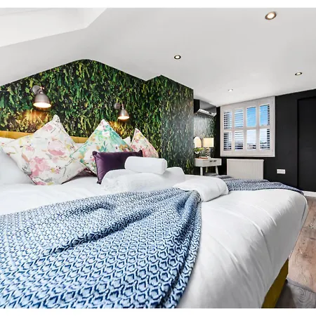 Earth Tones & Greenery: 4br Flat Sleeps 8
