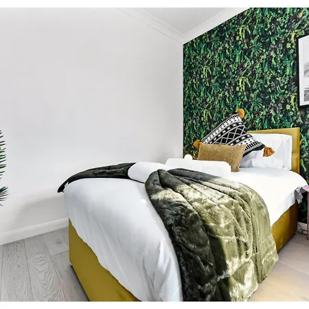 Apartment Earth Tones & Greenery: 4br Flat Sleeps 8 London