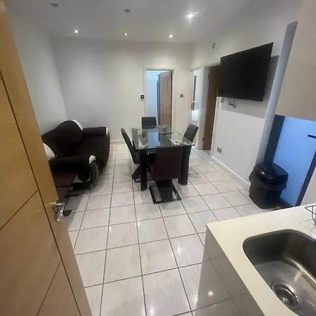 N8, Modern 2 Bedroom Apartment *