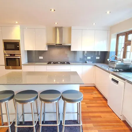 Luxury London House Sleeps X 16, Free Parking, Free Wifi, Garden Patio, Close To Tube Line Easy Access To London Holiday home