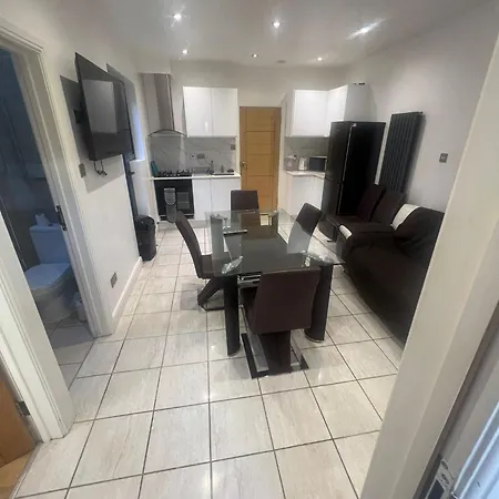 N8, Modern 2 Bedroom * London