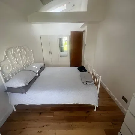 N8, Modern 2 Bedroom Apartment *