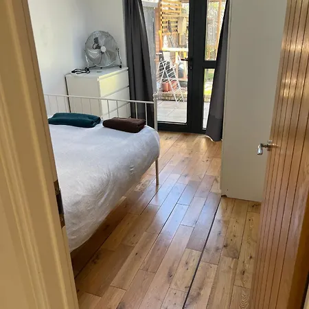 N8, Modern 2 Bedroom Apartment *