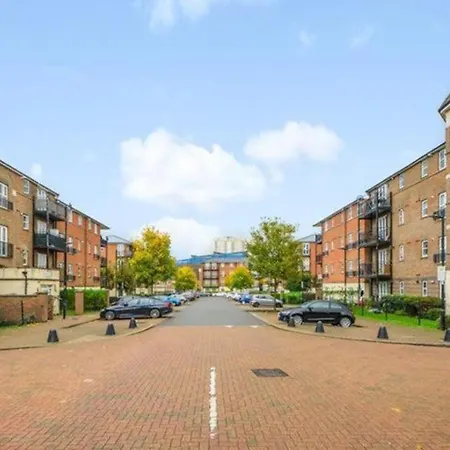 2 Bed 2 Bath - Free Parking - 3min Walk To The Train Station - 19min To Liverpool Street 5min To Victoria Line 1gb Broadband Super Fast Internet Ground Floor 100s Of Shops Restaurants Bakeries 24-hour Asda Superst Apartamento *
