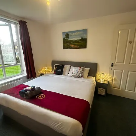 2 Bed 2 Bath - Free Parking - 3min Walk To The Train Station - 19min To Liverpool Street 5min To Victoria Line 1gb Broadband Super Fast Internet Ground Floor 100s Of Shops Restaurants Bakeries 24-hour Asda Superst *