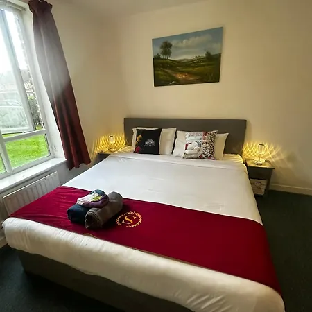 Apartamento 2 Bed 2 Bath - Free Parking - 3min Walk To The Train Station - 19min To Liverpool Street 5min To Victoria Line 1gb Broadband Super Fast Internet Ground Floor 100s Of Shops Restaurants Bakeries 24-hour Asda Superst *