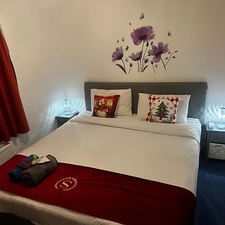 2 Bed 2 Bath - Free Parking - 3min Walk To The Train Station - 19min To Liverpool Street 5min To Victoria Line 1gb Broadband Super Fast Internet Ground Floor 100s Of Shops Restaurants Bakeries 24-hour Asda Superst Londres