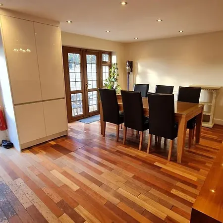 Luxury London House Sleeps X 16, Free Parking, Free Wifi, Garden Patio, Close To Tube Line Easy Access To London Holiday home *