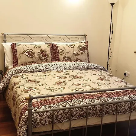 Holiday home Luxury London House Sleeps X 16, Free Parking, Free Wifi, Garden Patio, Close To Tube Line Easy Access To London