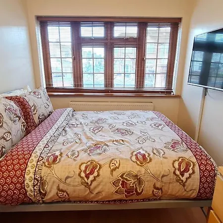 Luxury London House Sleeps X 16, Free Parking, Free Wifi, Garden Patio, Close To Tube Line Easy Access To London * Ilford