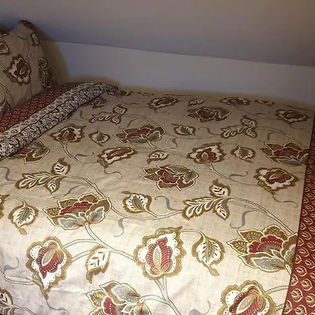 Holiday home Luxury London House Sleeps X 16, Free Parking, Free Wifi, Garden Patio, Close To Tube Line Easy Access To London *