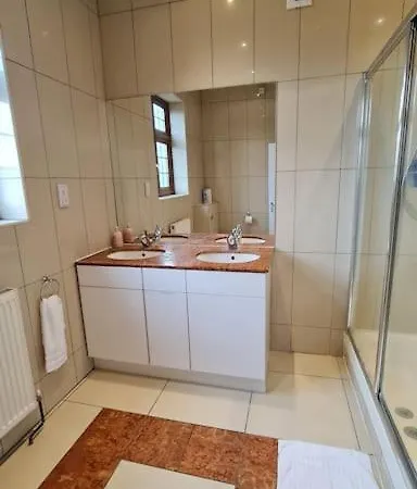 Luxury London House Sleeps X 16, Free Parking, Free Wifi, Garden Patio, Close To Tube Line Easy Access To London *