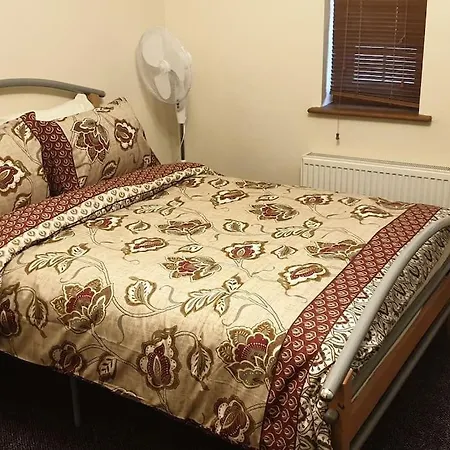 Holiday home Luxury London House Sleeps X 16, Free Parking, Free Wifi, Garden Patio, Close To Tube Line Easy Access To London Ilford