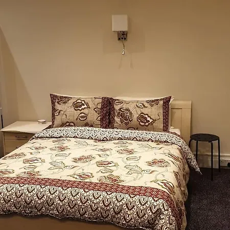 Luxury London House Sleeps X 16, Free Parking, Free Wifi, Garden Patio, Close To Tube Line Easy Access To London