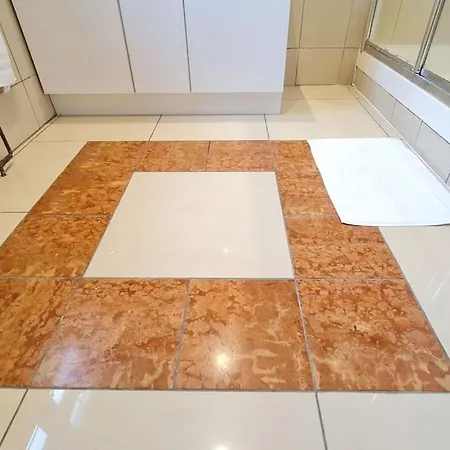 Luxury London House Sleeps X 16, Free Parking, Free Wifi, Garden Patio, Close To Tube Line Easy Access To London Holiday home Ilford