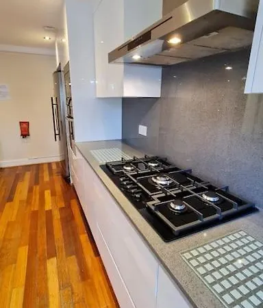 Holiday home Luxury London House Sleeps X 16, Free Parking, Free Wifi, Garden Patio, Close To Tube Line Easy Access To London *