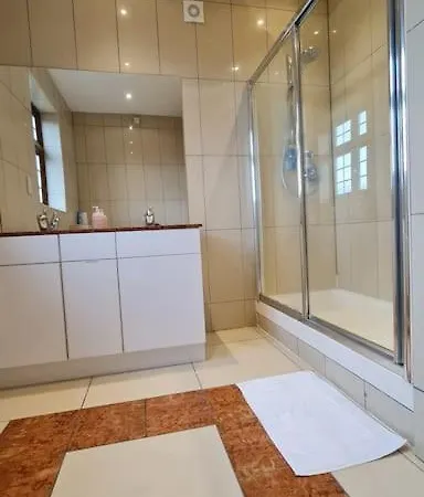 Luxury London House Sleeps X 16, Free Parking, Free Wifi, Garden Patio, Close To Tube Line Easy Access To London Holiday home *