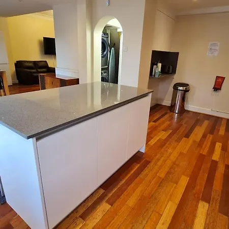 Holiday home Luxury London House Sleeps X 16, Free Parking, Free Wifi, Garden Patio, Close To Tube Line Easy Access To London