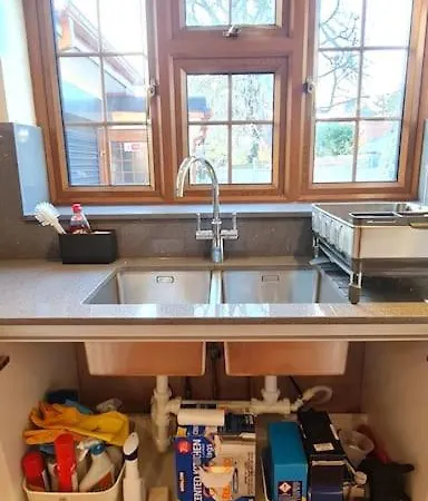 Luxury London House Sleeps X 16, Free Parking, Free Wifi, Garden Patio, Close To Tube Line Easy Access To London Ilford