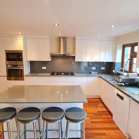 Holiday home Luxury London House Sleeps X 16, Free Parking, Free Wifi, Garden Patio, Close To Tube Line Easy Access To London *
