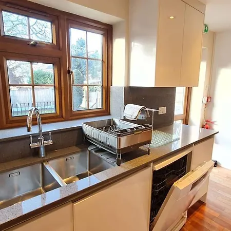 Luxury London House Sleeps X 16, Free Parking, Free Wifi, Garden Patio, Close To Tube Line Easy Access To London *