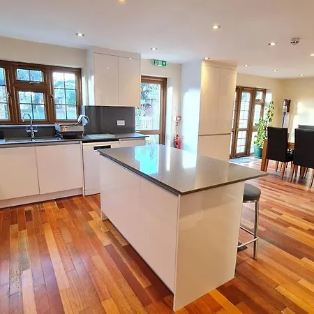 Luxury London House Sleeps X 16, Free Parking, Free Wifi, Garden Patio, Close To Tube Line Easy Access To London Holiday home Ilford