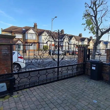 Luxury London House Sleeps X 16, Free Parking, Free Wifi, Garden Patio, Close To Tube Line Easy Access To London Ilford