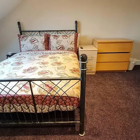 Luxury London House Sleeps X 16, Free Parking, Free Wifi, Garden Patio, Close To Tube Line Easy Access To London Holiday home *