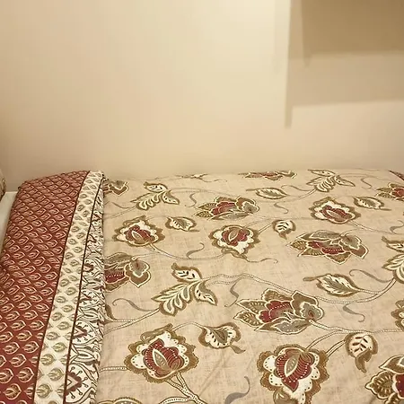 Holiday home Luxury London House Sleeps X 16, Free Parking, Free Wifi, Garden Patio, Close To Tube Line Easy Access To London Ilford