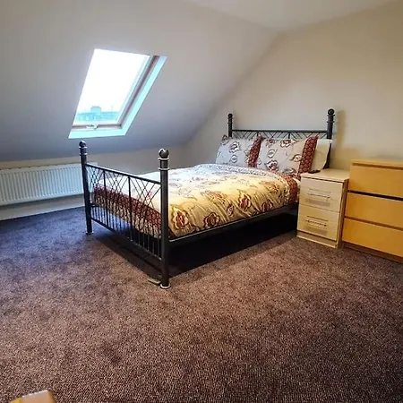 Luxury London House Sleeps X 16, Free Parking, Free Wifi, Garden Patio, Close To Tube Line Easy Access To London Ilford