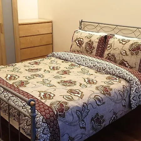 Luxury London House Sleeps X 16, Free Parking, Free Wifi, Garden Patio, Close To Tube Line Easy Access To London Holiday home *