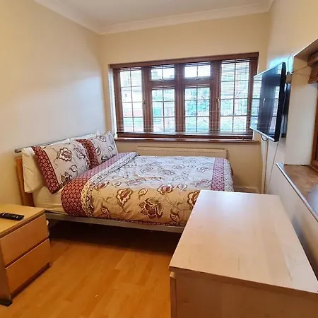 Luxury London House Sleeps X 16, Free Parking, Free Wifi, Garden Patio, Close To Tube Line Easy Access To London Holiday home Ilford