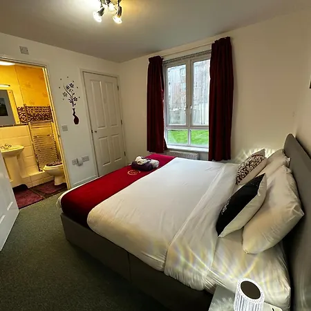 2 Bed 2 Bath - Free Parking - 3min Walk To The Train Station - 19min To Liverpool Street 5min To Victoria Line 1gb Broadband Super Fast Internet Ground Floor 100s Of Shops Restaurants Bakeries 24-hour Asda Superst *