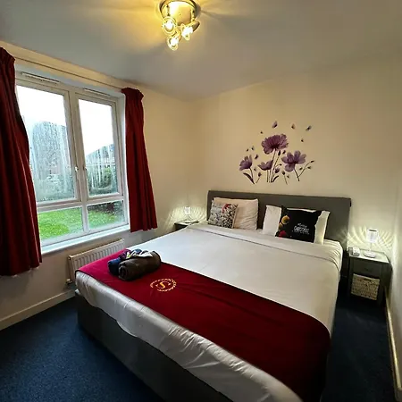 Apartment Apartment: 2-bed Oasis With Rapid Transit Access