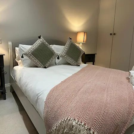 2 Bed Garden - Piccadilly Line * London