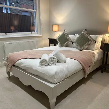 2 Bed Garden - Piccadilly Line * London