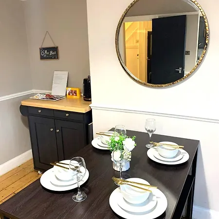 Cosy 3 Bedroom House With Free Parking Near Kingston Thames Apartment *