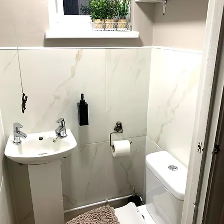Cosy 3 Bedroom House With Free Parking Near Kingston Thames * New Malden
