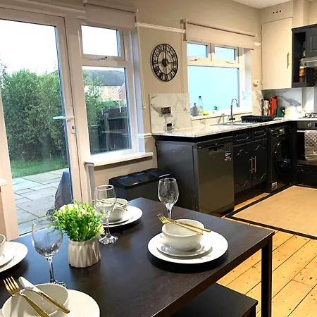 Cosy 3 Bedroom House With Free Parking Near Kingston Thames *