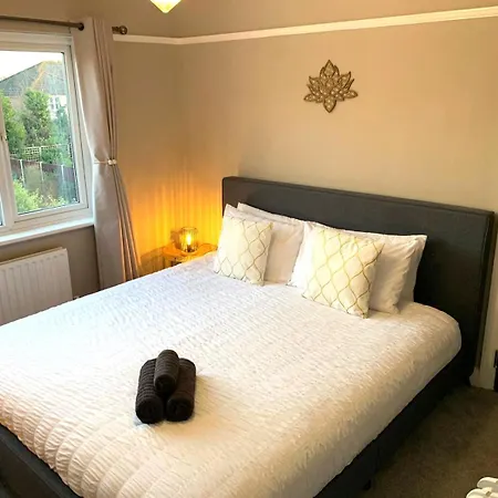 Cosy 3 Bedroom House With Free Parking Near Kingston Thames New Malden