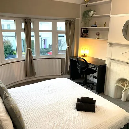Cosy 3 Bedroom House With Free Parking Near Kingston Thames Apartment *
