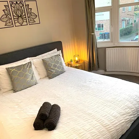 Cosy 3 Bedroom House With Free Parking Near Kingston Thames * New Malden