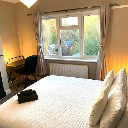 Cosy 3 Bedroom House With Free Parking Near Kingston Thames *
