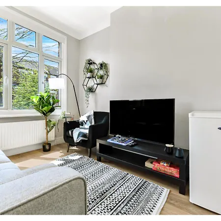 Energizing Getaway: Newly Renovated 2 Bedroom Flat *