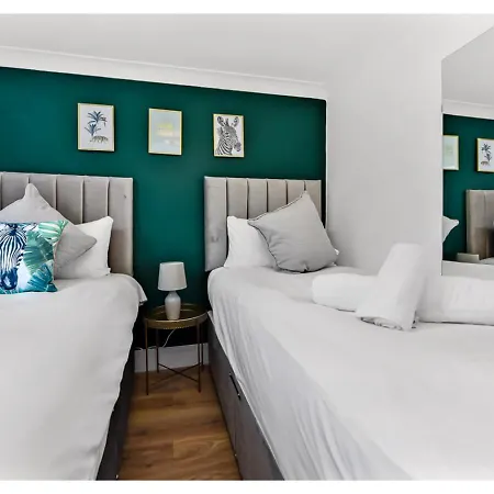 Apartment Energizing Getaway: Newly Renovated 2 Bedroom Flat London
