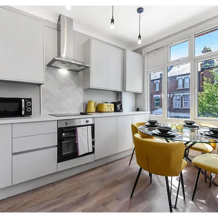 Energizing Getaway: Newly Renovated 2 Bedroom Flat Apartment London